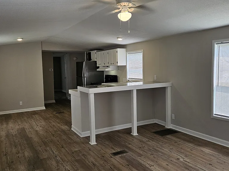 610 E Branch Dr — Photo 2