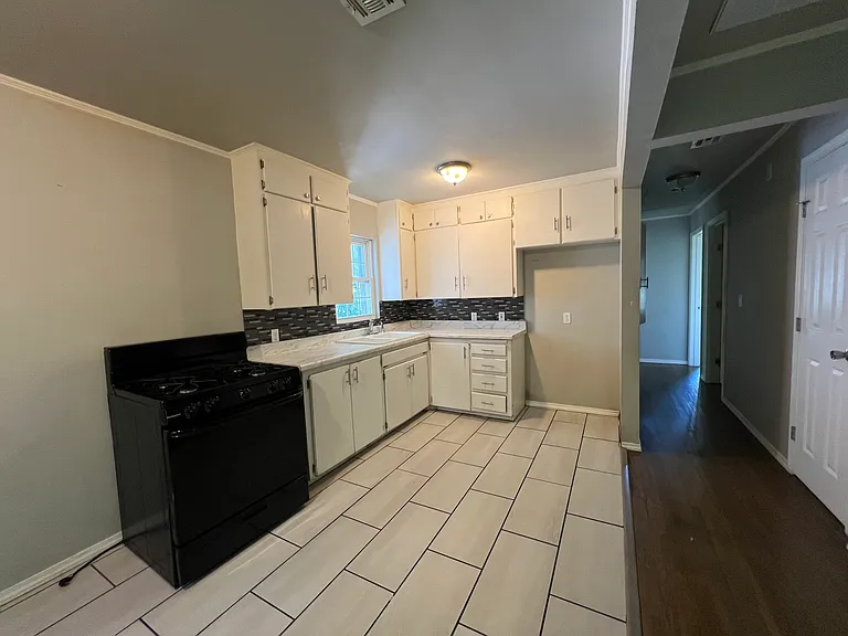 7719 E King St — Photo 2