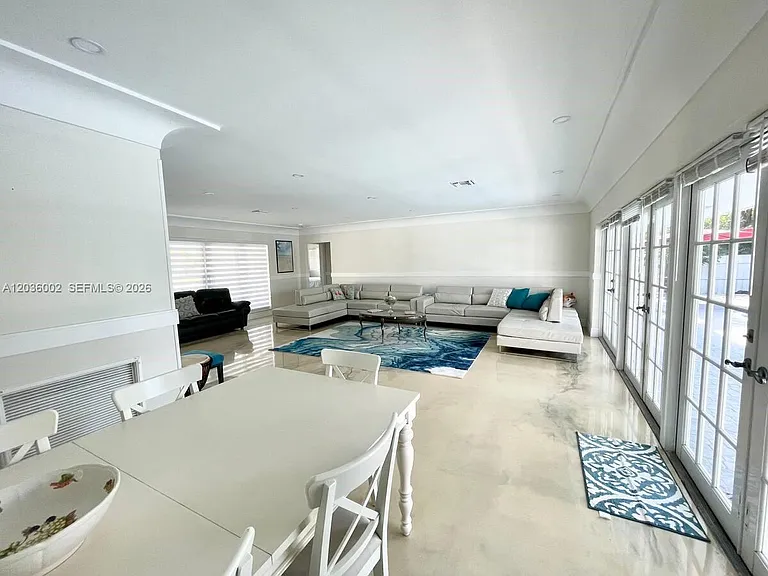 416 N Rainbow Dr — Photo 2