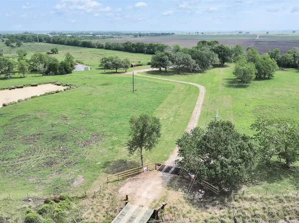 2100 Pine Knoll Rd, Bay City, TX 77414