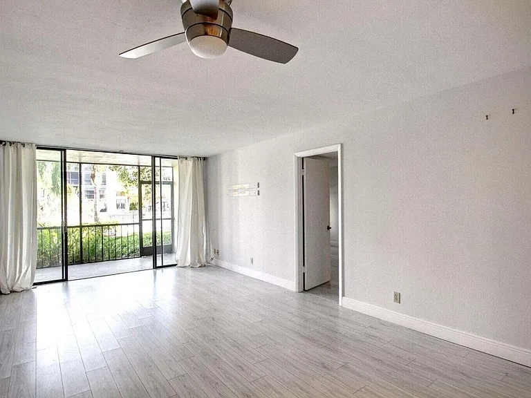 11 Royal Palm Way #1040 — Photo 2