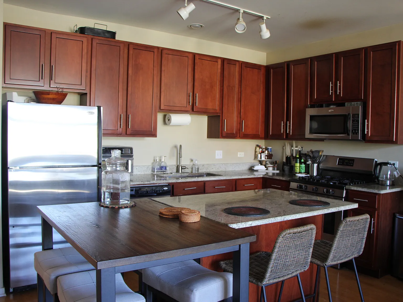 2 bed, 1200 sqft, $2,995 — Photo 2