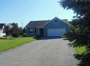 208 Granary Cir, Hartland, WI 53029