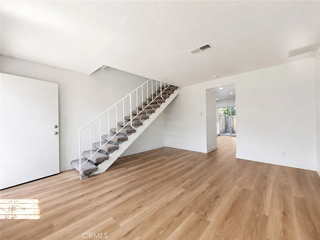2 bed, 1.5 bath, 1038 sqft, $2,595 — Photo 2