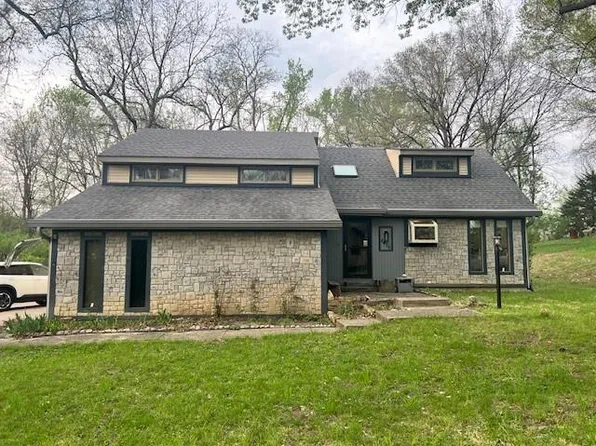 8406 NW 62nd Ter, Parkville, MO 64152