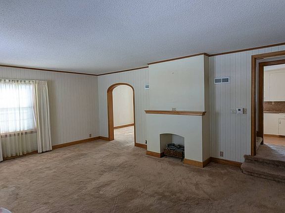 5th image of 828 Main St