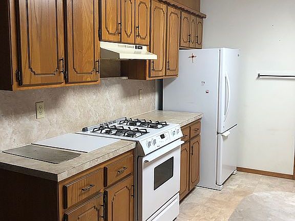 Kitchen - a lot of cabinets