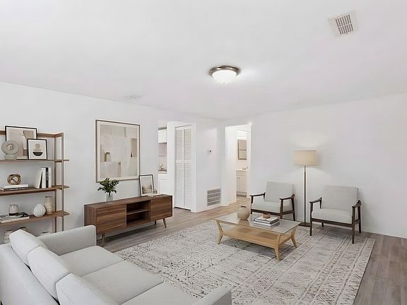 4th image of 3026 S Lyons Ave