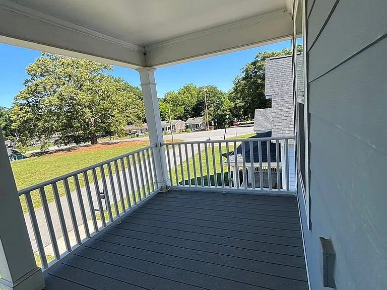 302 Royalview Dr — Photo 1
