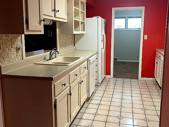 Galley kitchen w dishwasher