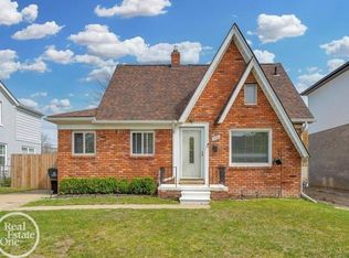 21945 Ridgeway St, Saint Clair Shores, MI 48080