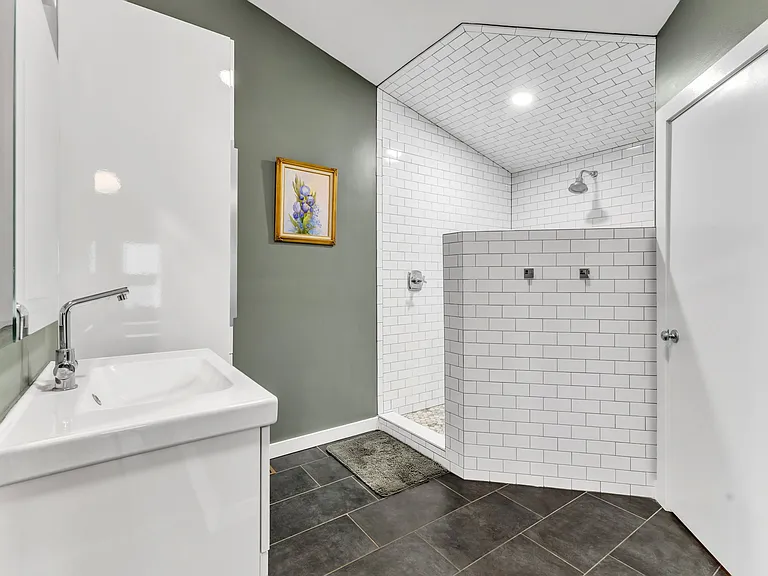 1126 Trailwood Dr — Photo 3