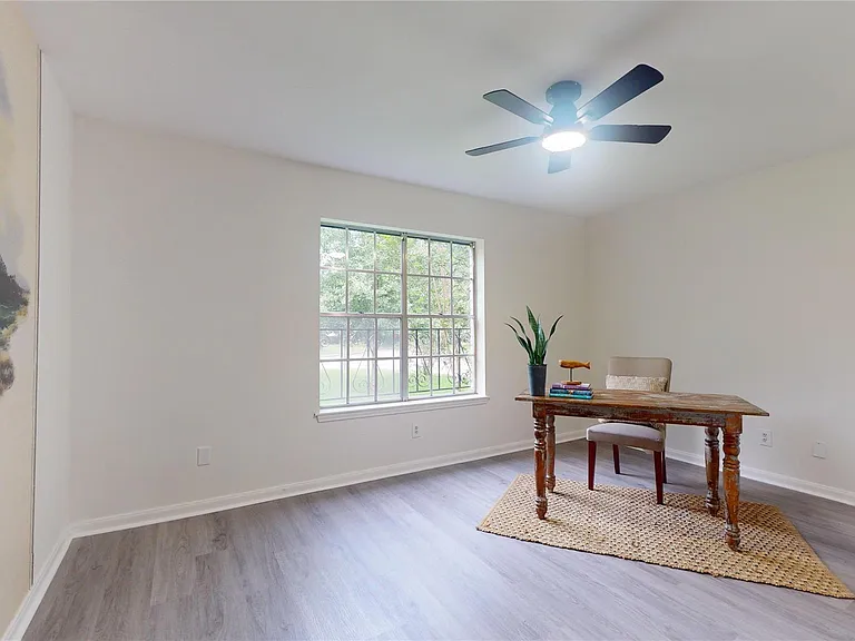 811 Devonport Ln — Photo 22