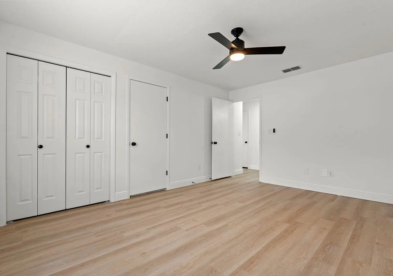 2 Bedroom/1 Bathroom Move-in Ready Townhome w\ 1 Month Free Rent!! — Photo 4