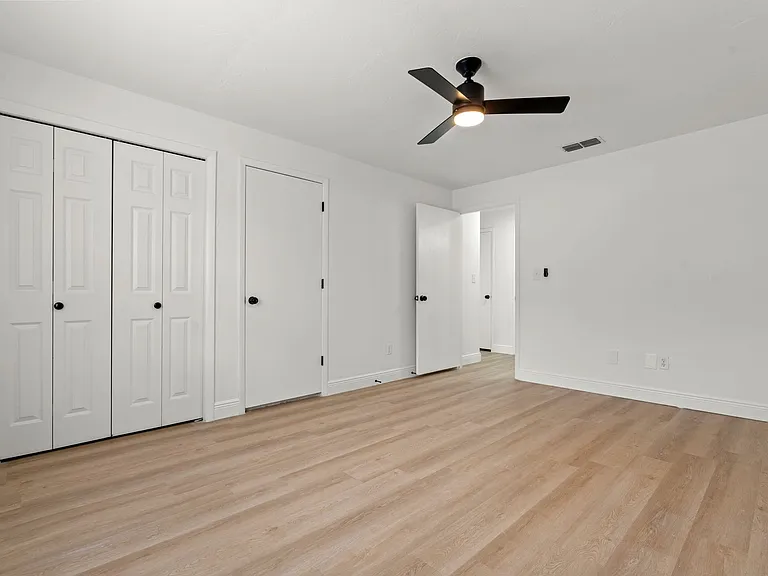 2 Bedroom/1 Bathroom Move-in Ready Townhome w\ 1 Month Free Rent!! — Photo 4