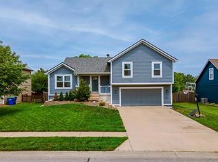 932 E Pumpkin Ridge St, Gardner, KS 66030