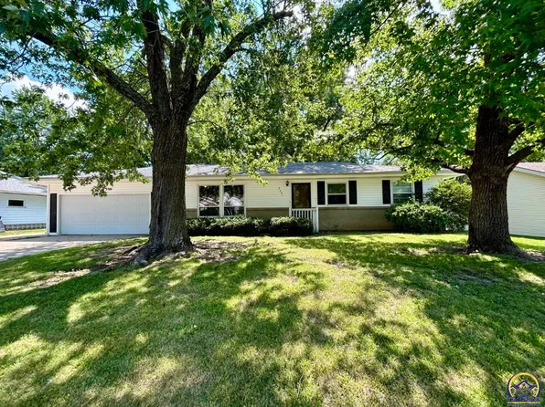 3501 SE Crestwater Dr, Topeka, KS 66605