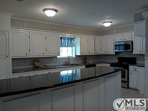 4th image of 809 Royal Ln
