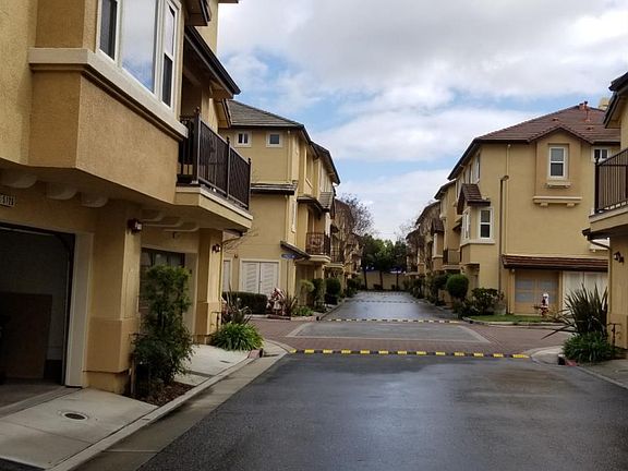 3rd image of 5126 Graves Ave