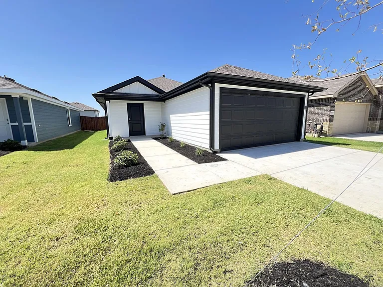 5557 Rollins Dr — Photo 2