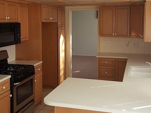 Kitchen has breakfast counter