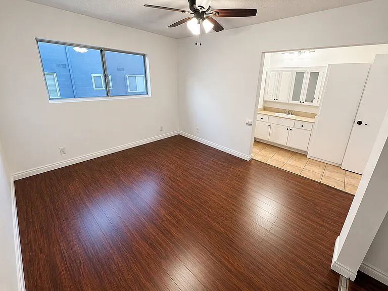 Hollyking Apartments — Photo 20
