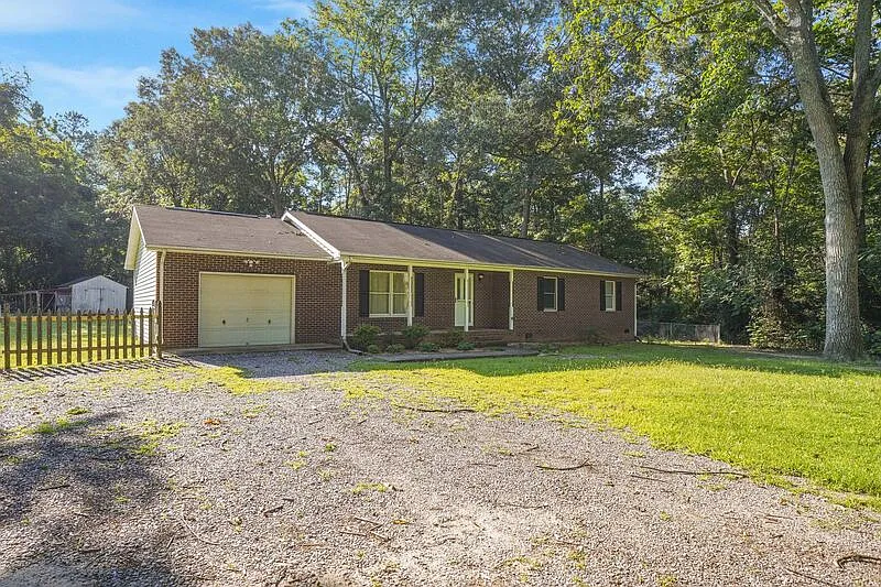 3 bed, 2.0 bath, 1360 sqft, $1,995 — Photo 2