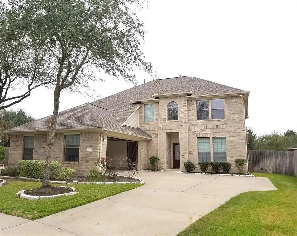 4 bed, 2.5 bath, 2730 sqft, $2,800 — Photo 1