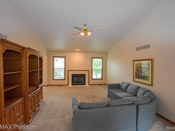 5th image of 944 Woodridge Hills Dr