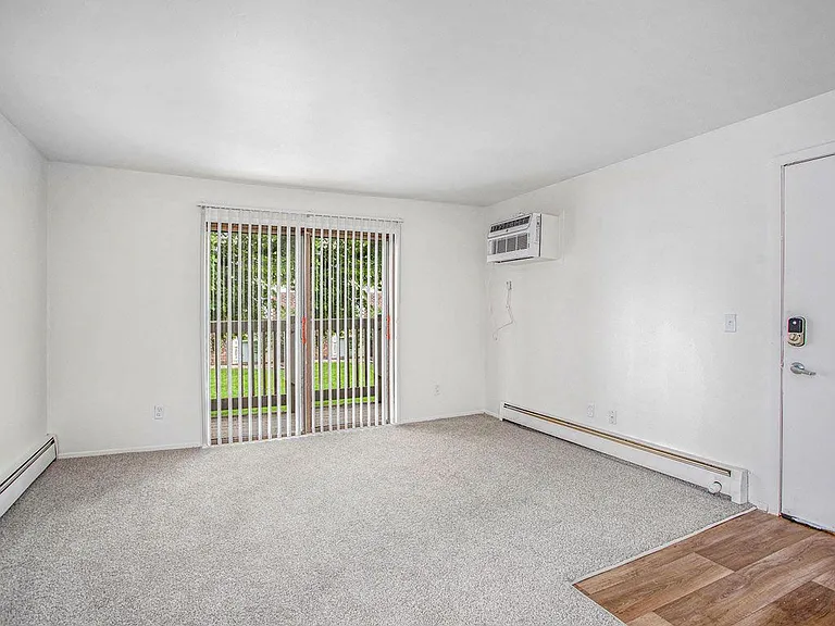 Fairlane Apartments — Photo 20