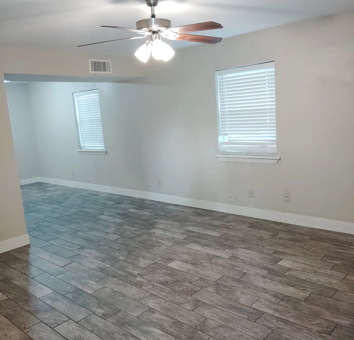 3604 Hawthorne Dr — Photo 3