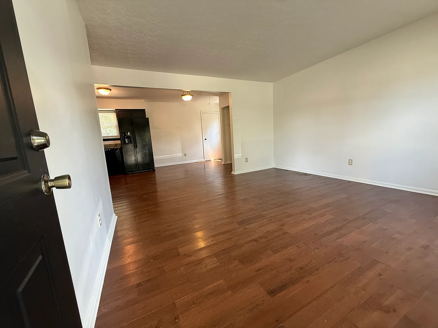 3 bed, 1000 sqft, $1,900 — Photo 3