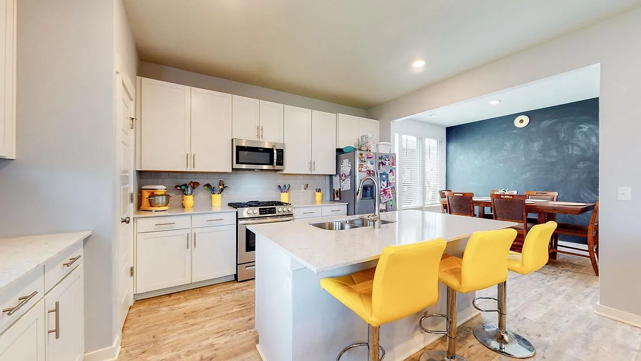 4 bed, 2476 sqft, $2,800 — Photo 4