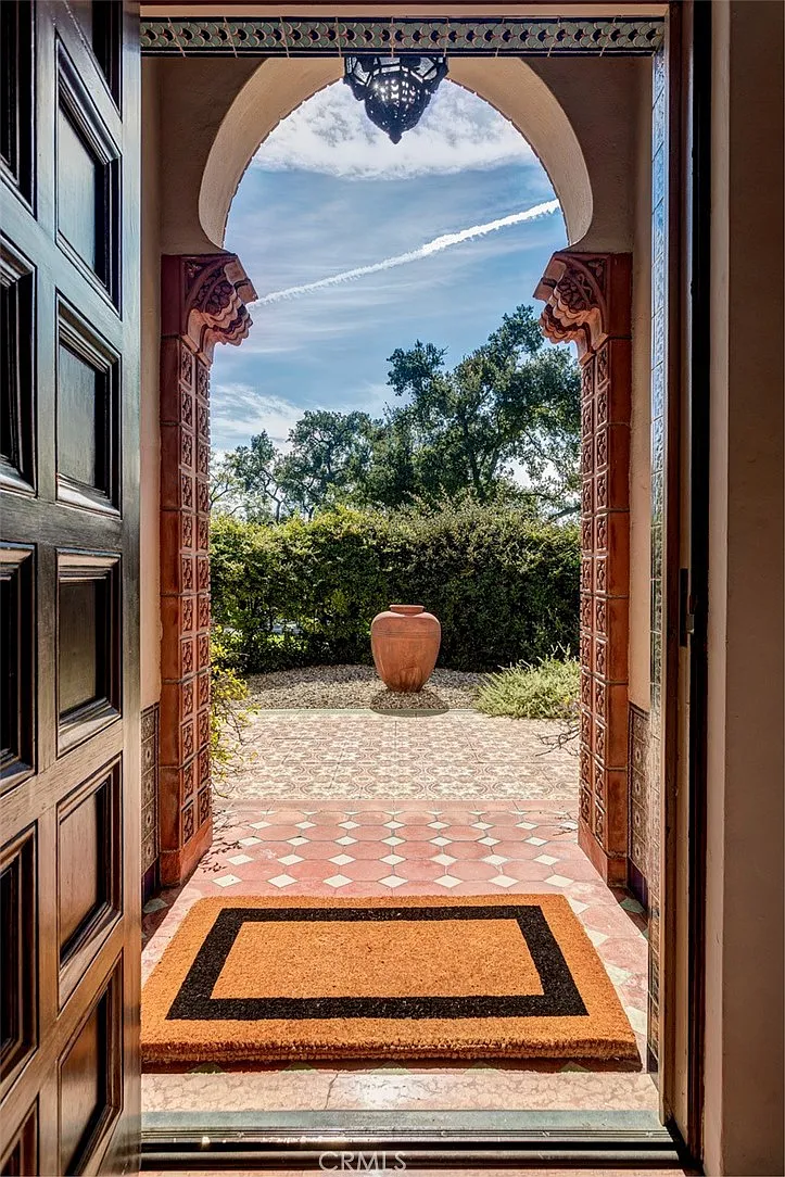 3 bed, 5.0 bath, 4703 sqft, $14,000 — Photo 4