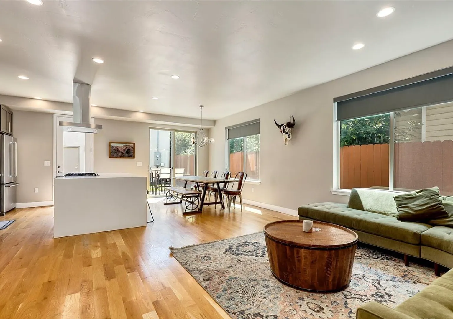 4 bed, 2035 sqft, $4,200 — Photo 2