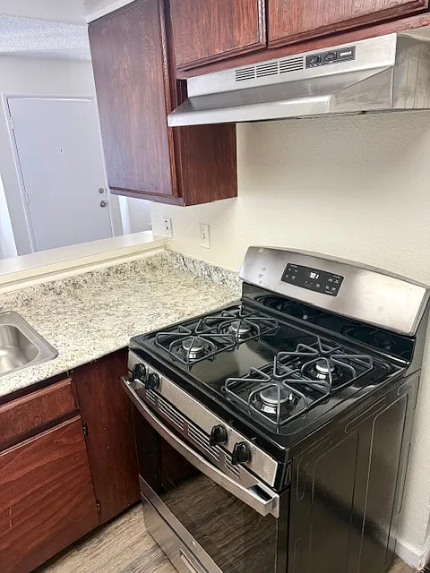 2 bed, 780 sqft, $2,350 — Photo 2