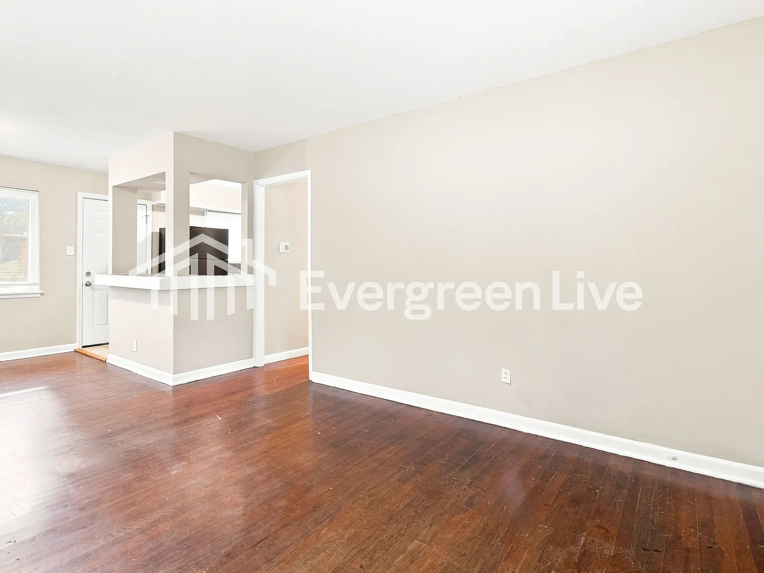 3 bed, 1.0 bath, 1030 sqft, $995 — Photo 2