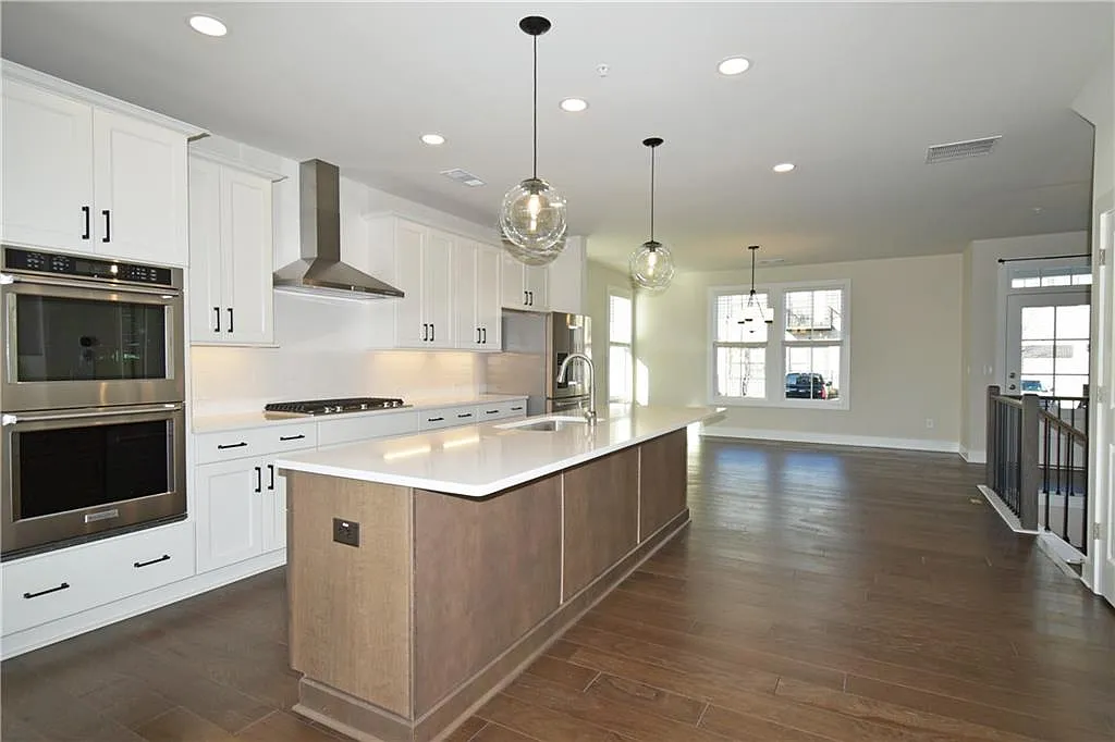 3 bed, 3.5 bath, 2628 sqft, $3,100 — Photo 3
