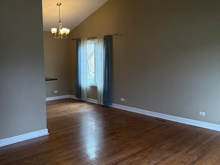 29W523 Winchester Cir S #1 — Photo 2