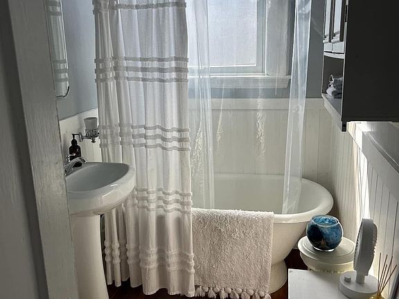 4th image of 552 E 4th St #5