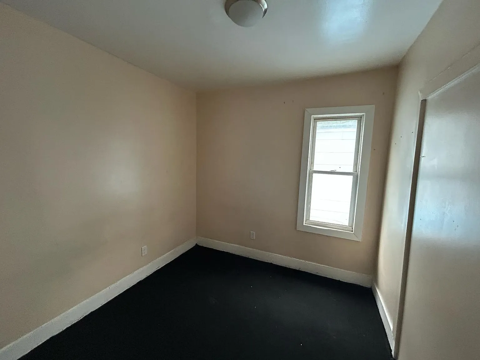 3 bed, 1100 sqft, $1,100 — Photo 2