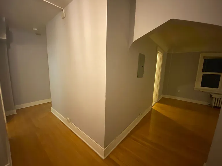 Broadway Crest Apartments — Photo 4