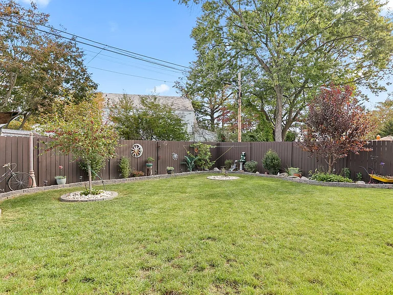 234 Howell St — Photo 29