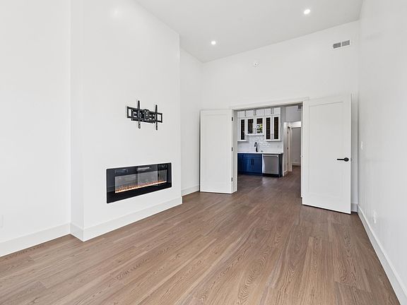 3rd image of 926 S Van Ness Ave Unit 3
