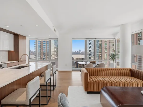 75 Park Lane South image 1 of 33