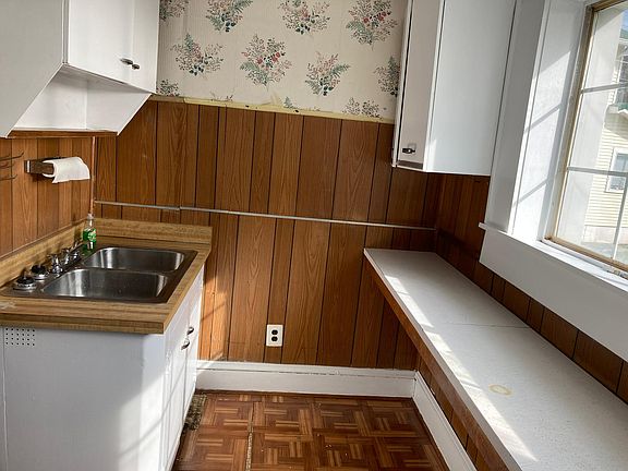 3rd image of 819 Orchard St #B