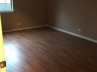 27 N Victoria Ln, Streamwood, IL 60107