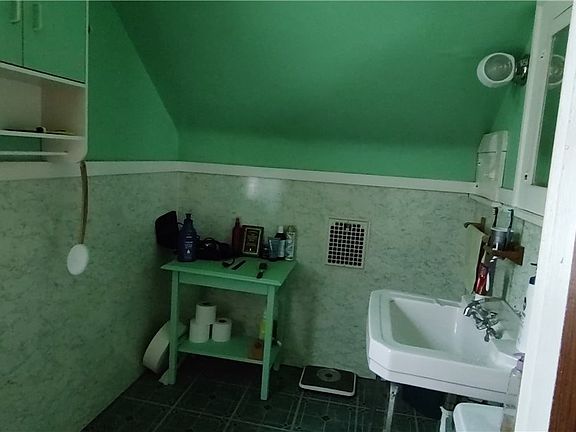 5th image of 85 Marigold Ave