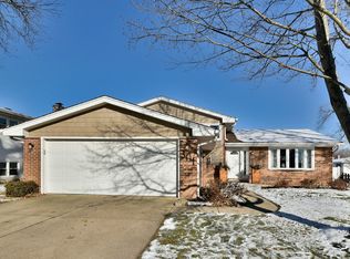 301 Canyon Trl, Carol Stream, IL 60188