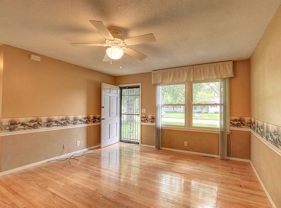2nd image of 900 Webb Dr